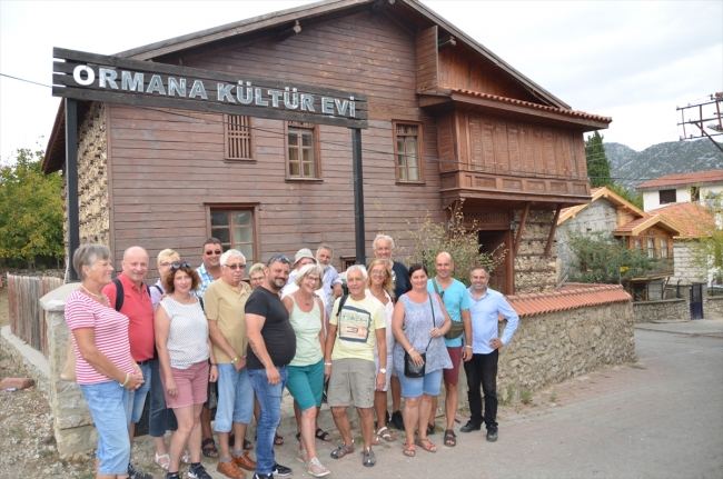 Antalya'nın "düğmeli evler"i turistlerden ilgi görüyor